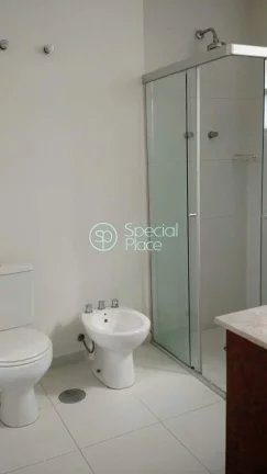 Imagem Ótimo apartamento com 144m², na Rua Urimonduba, Itaim Bibi. Living amplo com grandes janelas propo...