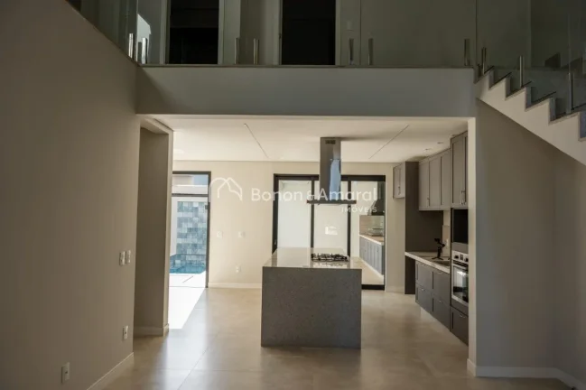 Imagem Sobrado em condomínio com 235m² de área construída.
São 3 dormitórios, sendo 3 suítes amplas ...