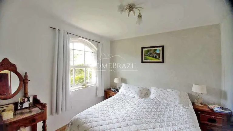 Imagem Sobrado à Venda na Vila Inglesa em Campos do Jordão | Amplo Jardim e Excelente Insolação