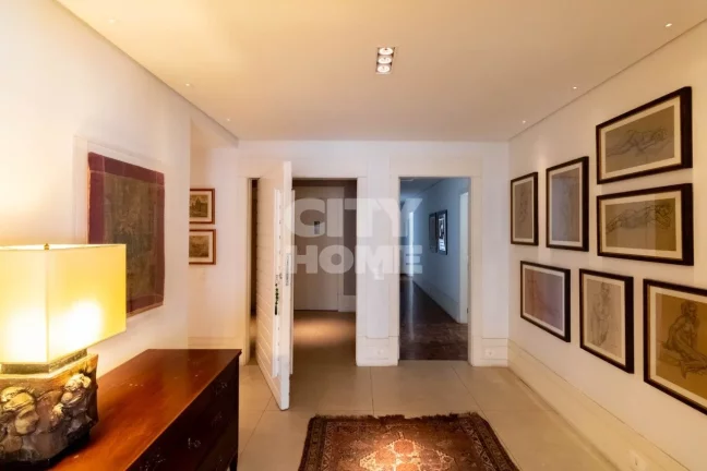 Imagem Apartamento reformado de 354m², com quatro suítes, sendo uma máster com closet,, hall, lavabo, sa...