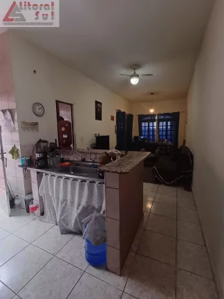 Imagem Imperdível! Casa à venda em Praia Grande-SP, bairro Tupi. 2 quartos, 1 sala, 2 banheiros, 1 vaga de garagem. Agende sua visita!
