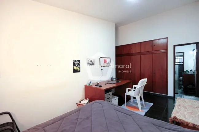 Imagem Imóvel amplo à venda com 4 quartos, sendo 3 suítes, e 5 banheiros no total. Este imóvel está be...