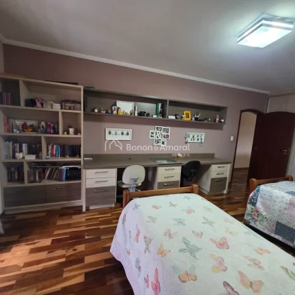 Imagem Este amplo sobrado com 321m², possuí uma planta bem distribuída e atemporal, oferecendo um lar ac...