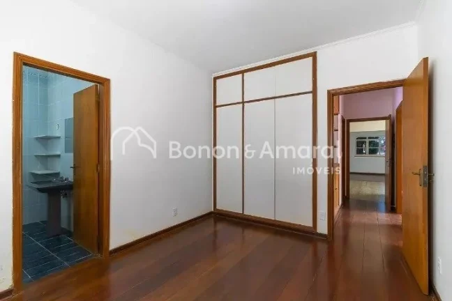 Imagem Excelente casa de esquina com 440 m². Possui 4 quartos, sendo 2 suítes, além de salas de estar e ...