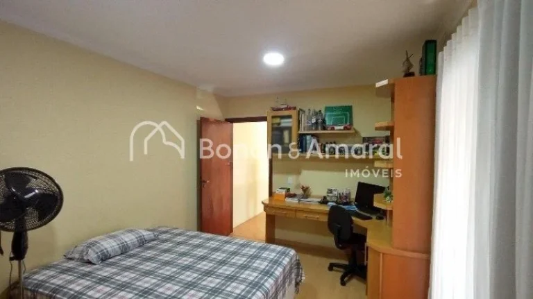 Imagem Aconchegante casa Ã  venda no condomÃ­nio EstÃ¢ncia ParaÃ­so. 

A residÃªncia possui Ã¡rea de 380 mÂ...