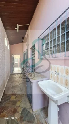 Imagem Venda de casa na Vila Nunes, Lorena. 3 dormitórios sendo 1 suíte, sala, cozinha com armários, área de serviço, 3 banheiros, 2 vagas de garagem cober