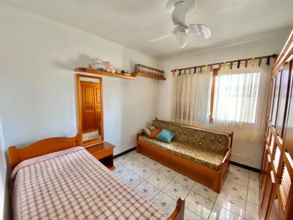 Imagem Casa 4 Dormitórios - Bairro --