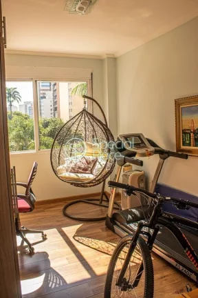 Imagem Excelente apartamento, todo reformado, com 130 m². Living amplo com grandes janelões, sala de jant...