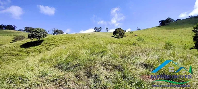 Imagem Invista em Tranquilidade: Terreno com Cachoeira e Vista Incrível!