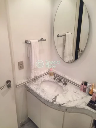 Imagem Ótimo apartamento com 273m² em Moema em rua tranquila. Amplo living para três ambientes com terra...