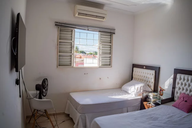 Imagem Imperdível: Casa à venda em Campo Grande-MS, Vila Palmira - 3 quartos, 1 suíte, 3 salas, 3 banheiros, 3 vagas, 169,84 m².