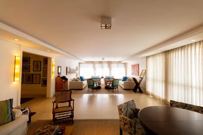 Imagem Apartamento reformado de 354m², com quatro suítes, sendo uma máster com closet,, hall, lavabo, sa...