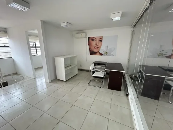 Imagem Salão Comercial de Alto Padrão para Locação na Vila Hortência, Sorocaba-SP: 5 Salas, 2 Banheiros, 150m² de Área.