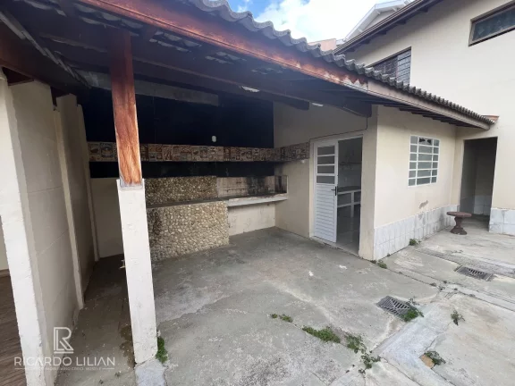 Imagem Casa com um dormitório, sala, cozinha, banheiro, churrasqueira e canil com vários boxes