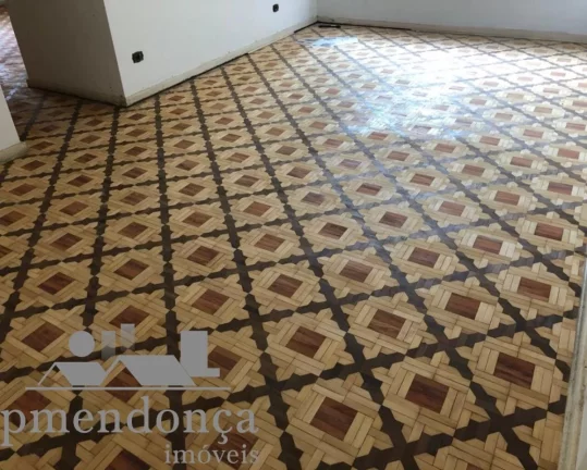 Imagem Apartamento amplo, com piso todo em taco, com 2 quartos com armários embutidos e 1 banheiro no tota...