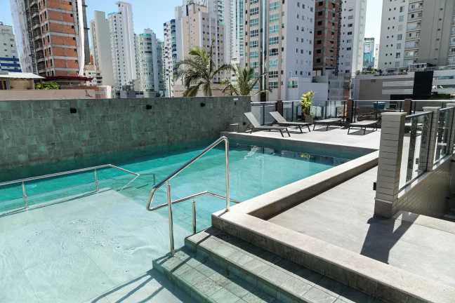 Imagem Apartamento mobiliado com 1 dormitório e 1 vaga de garagem no Centro de Balneário Camboriú-SC