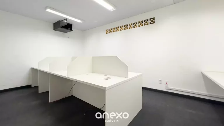 Imagem Casa comercial ampla para locação em Blumenau – 246m², 6 salas e vagas de garagem