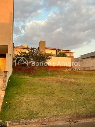 Imagem Terreno em Condomínio Fechado com 300m² com com leve aclive em localização privilegiada dentro d...