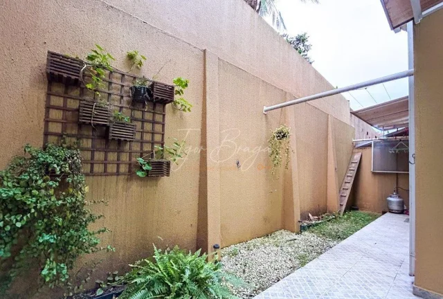 Imagem Sobrado de 3 Quartos à Venda em Condomínio Fechado em Campo Largo - Aparecida