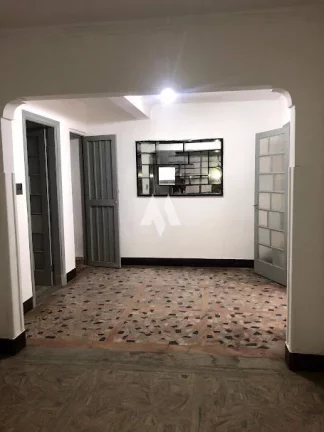 Imagem Casa Comercial para locação com 5 dormitórios e 8 vagas no bairro do Marapé em Santos/SP