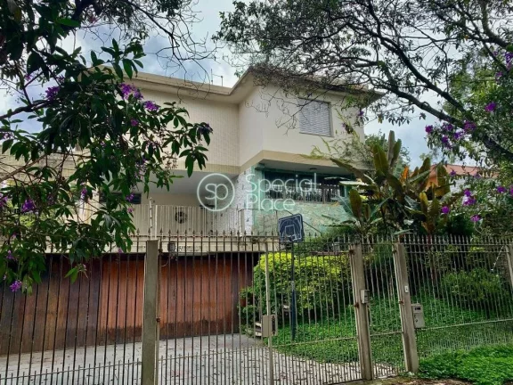 Imagem Excelente casa com 377m², face norte na melhor localização de Alto de Pinheiros. Amplo living com...