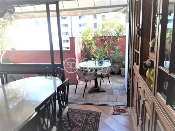 Imagem Apartamento Duplex Primeiro Piso - Amplo living com lareira e terraço, sala de jantar, sala de tv, ...