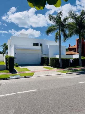 Imagem Apresentamos uma magnífica casa ampla e semi-nova localizada em Jurerê Internacional, um dos desti...