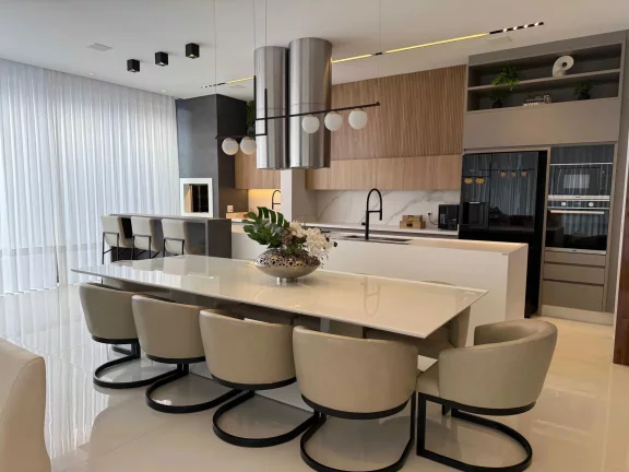 Imagem Casa mobiliada no Condomínio Caledônia com 2 suítes, 2 demi-suites e 4 vagas em Camboriú/SC