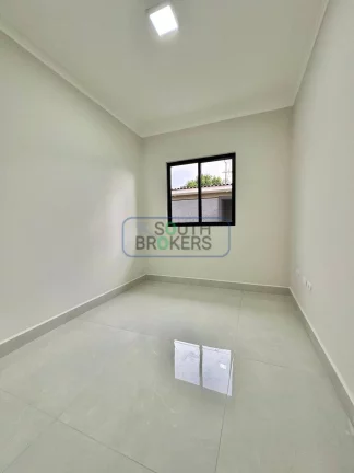 Imagem Casa com 3 Quartos 1 Suíte, Pé Direito Duplo e Amplo Quintal - em São José
