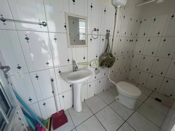 Imagem Casa à 200m do mar no centro de Peruíbe por apenas 500mil