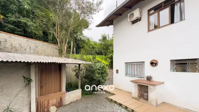Imagem Linda Casa de 3 Dormitórios em Localização Privilegiada!
