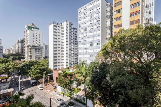 Imagem Belíssimo apartamento em edifício histórico na rua mais charmosa e arborizada de Higienópolis. A...