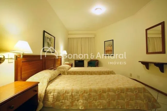 Com um dormitório e sala modificada para acomodar um confortável sofá-cama, este imóvel foi plan...