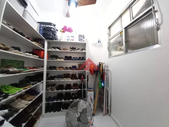 Imagem Apartamento com sala 02 quartos em excelente localização em icarai,proximo a todo comercio da região,condução na porta,rua tranquila