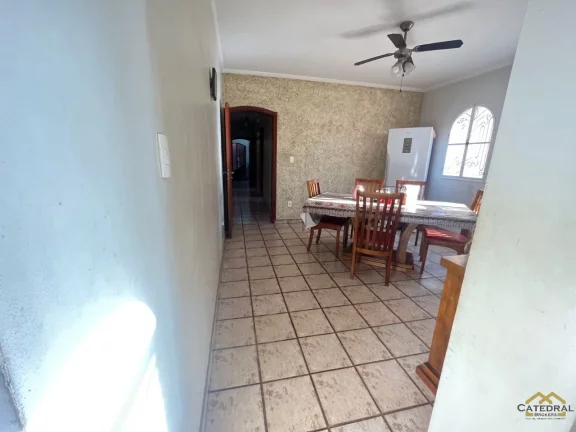 Imagem Casa Comercial para locação próximo a Samuel Martins com vagas de 45 na frente para estacionamento de cliientes