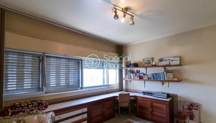 Imagem Apto com pé direito alto e rico em iluminação e ventilação natural. Possui 352m² muito bem dis...