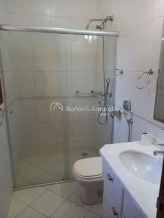 Imagem Encante-se com esta belíssima casa que oferece 4 suítes, incluindo uma suíte master com hidro e d...
