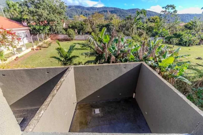 Imagem Sobrado novo com 2 suítes e 1 vaga de garagem, Sertão do Trombudo em Itapema/SC