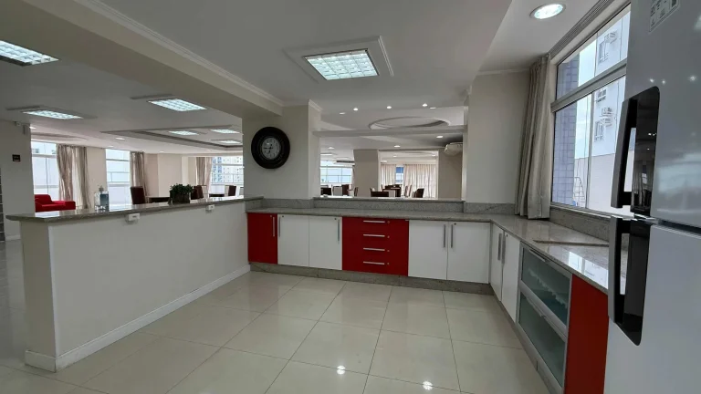 Imagem Apartamento com 2 dormitórios sendo 1 suíte e 1 vaga de garagem em Balneário Camboriú/SC