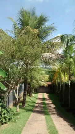 Imagem Esta encantadora chácara oferece três suítes espaçosas, todas com banheiro privativo. A cozinha ...