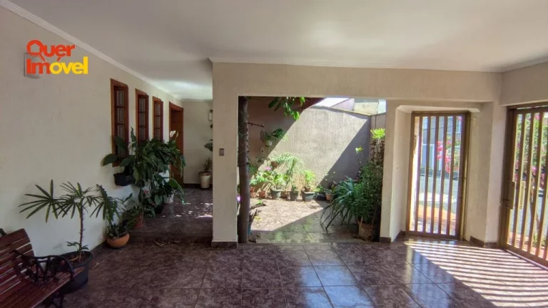 Imagem Casa no Jardim Independência: 4 quartos, 2 suítes, 3 salas, 2 vagas, 215m². Imperdível em Ribeirão Preto-SP! Acesse Quer Imóvel Negócios Imobiliários.