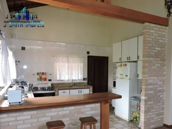 Imagem Casa na Granja Viana com muito espaço em rua tranquila
 Casa com pé direito alto, amplas varandas,...
