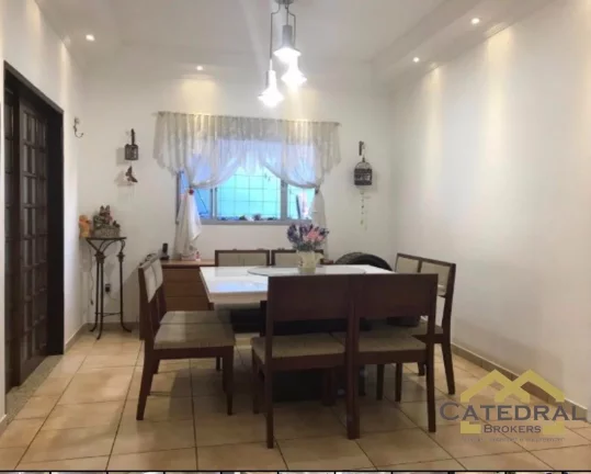 Imagem Casa com três dormitórios e amplo quintal em bairro tranquilo em Jundiaí