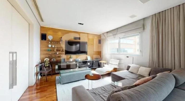 Imagem Excelente apartamento, com vista maravilhosa. Amplo living com lindo piso em madeira e varanda envid...