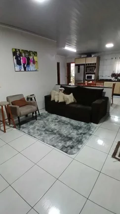 Imagem Casa com 3 dormitórios sendo 1 suíte e 2 vagas de garagem na Adhemar Garcia em Joinville/SC