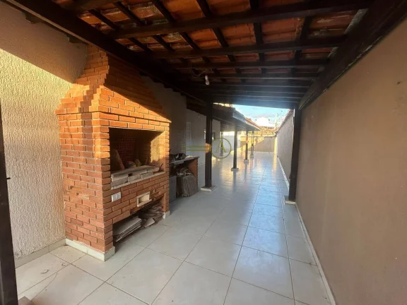 Imagem Casa lote inteiro á venda com 3 quartos (1 sendo suíte) - Jd. Peruíbe
