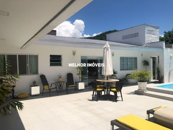Imagem Casa Alto Padrão a venda em Condominio Fechado com 04 suítes e 03 vagas.