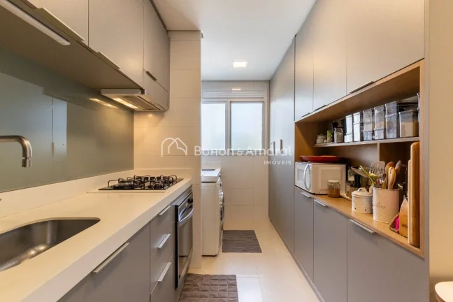 Imagem Apartamento à venda com 2 suítes no Cambuí. Possui 72m² e foi reformado com projeto de arquiteta...