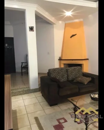 Imagem Casa com três dormitórios e amplo quintal em bairro tranquilo em Jundiaí