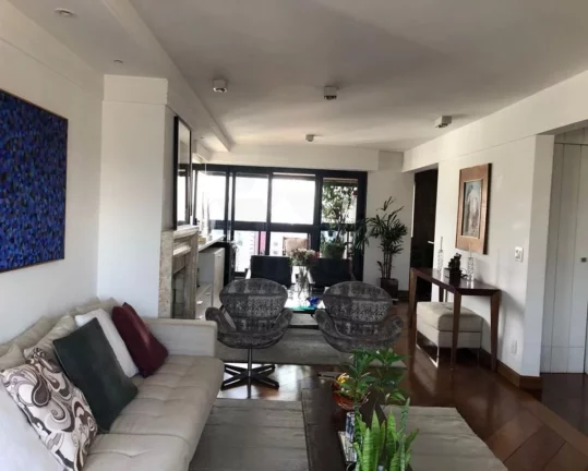 Imagem Apartamento na Rua Capote Valente com 3 suítes e 4 vagas, 192m²
